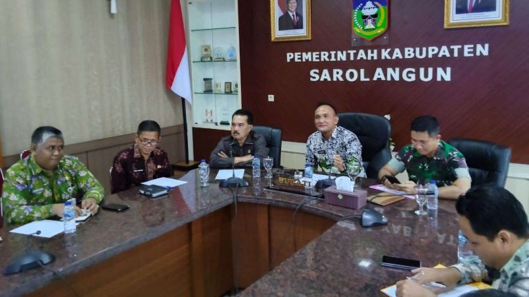 Bupati Sarolangun Hurmin Bersama Dandim 0420/Sarko Ikuti Zoom Meeting Rapat Paripurna TMMD Ke-46 Tahun 2025