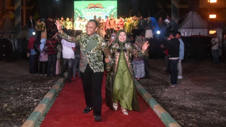 Berbagai Motif Batik Khas Daerah Tampil Memukau, Bupati dan Wakil Bupati Sarolangun, serta Para Pejabat Ikut Parade Batik Khas Daerah