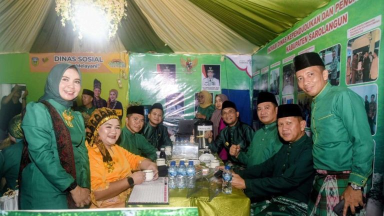 Sarolangun Festival 2025, Stand Dinas Dukcapil Sarolangun Di Kunjungi Bupati Sarolangun Hurmin 