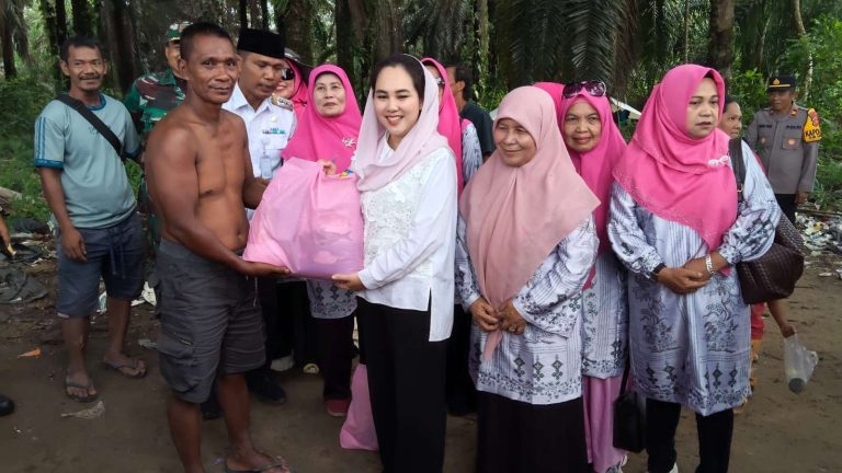 Ketua GOW Sarolangun Ratna Shafira Bersama BKOW Anjangsana Salurkan Bantuan Sembako Bagi Warga SAD