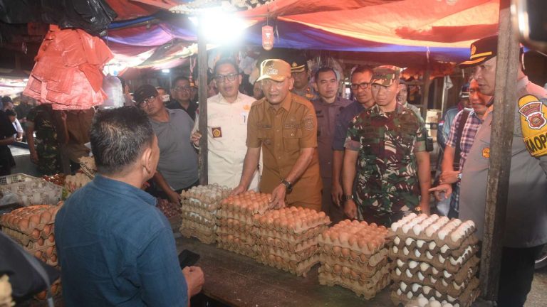 Jelang Natal 2025 Dan Tahun Baru 2026, Bupati Sarolangun Hurmin Bersama Forkopimda Sidak Ke Pasar Atas Sarolangun 
