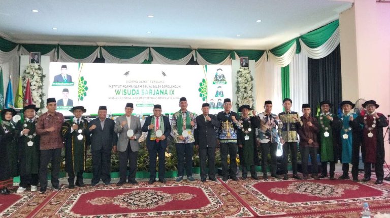 Bupati Sarolangun Hurmin Hadiri Wisuda Sarjana Angkatan IX dan Dies Natalis II IAI Abuya Salek Tahun 2025