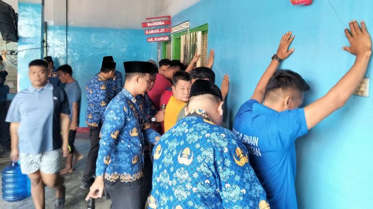 Lapas Sarolangun Bersama Personil Gabungan Razia Insidentil Ke Kamar Hunian WBP, Sita Alat Cukur Hingga Paku