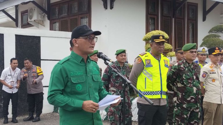 Bupati Sarolangun Hurmin Pimpin Apel Siaga Malam Perayaan Natal Tahun 2025 