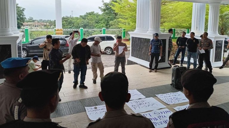 Pabrik Sawit Mini PT SME Diduga Belum Punya Izin Lingkungan, DPD LSM ARJI Unjuk Rasa Ke Kantor Bupati Sarolangun 