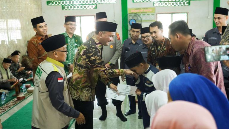HUT BAZNAS Ke-25 Tahun 2026, Bupati Sarolangun Hurmin Bersama BAZNAS Sarolangun Serahkan Santunan Hingga Bakti Sosial Bagi Mustahik Zakat