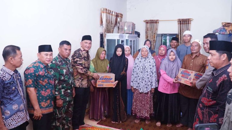 Prihatin, Bupati Sarolangun Hurmin Sambangi Rumah Duka Korban Meninggal Dunia Tertimbun Tanah Longsor