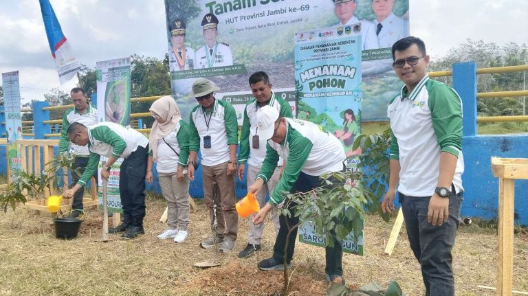 Hijaukan Sarolangun, Sekda Sarolangun Muhammad Arief Hadiri Gerakan Penanaman Pohon Serentak Se-Provinsi Jambi 