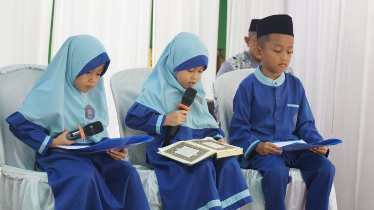 Perdana, Ilham Akbar Syaihu Dampingi Bupati Sarolangun Hurmin Safari Ramadhan Di Mesjid Baiturrahman Kelurahan Suka Sari 