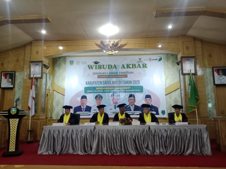 Bupati Sarolangun Hadiri Wisuda Akbar Sekolah Lansia Tangguh Kabupaten Sarolangun
