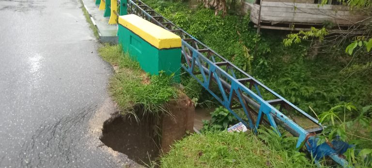 Aktivitas Gali Emas Picu Jalan Longsor di Pasar Bawah