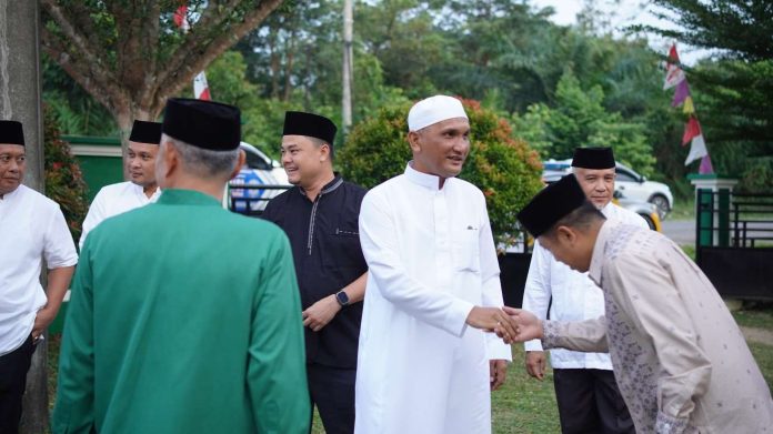 Bupati Hurmin Syafari Ramadhan Di Pelawan, Ajak Masyarakat Memuliakan Masjid