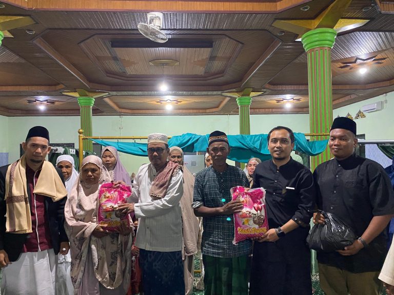 Kolaborasi PT AJC Bersama GMS Salurkan Bantuan Sembako Untuk Para Lansia di Lubuk Napal