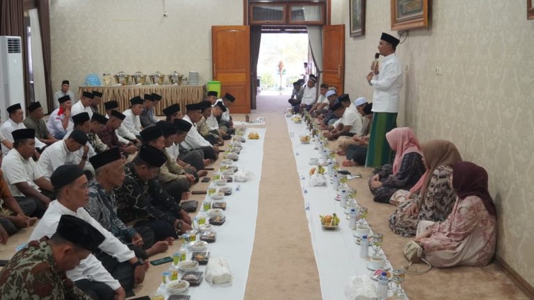 Bupati Sarolangun Gelar Buka Puasa Bersama Kades dan Ketua BPD se-Kabupaten Sarolangun