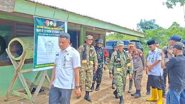 Dansatgas TMMD ke-128 Bersama Bupati Sarolangun Hurmin Tinjau Masjid Nurul Huda di Desa Seko Besar Yang Bakal Direnovasi