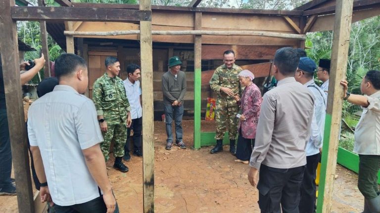 Bupati Sarolangun Hurmin Bersama Dansatgas TMMD Ke-128 Tinjau Rumah Tak Layak Huni Milik Warga