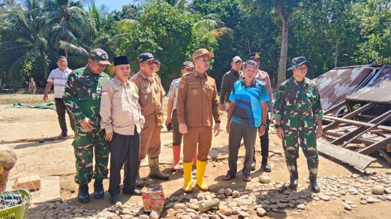 Wakil Bupati Sarolangun Gerry Trisatwika Bersama Forkopimda Tinjau Lokasi Pasca Banjir Bandang dan Salurkan Bansos Di Kecamatan Bathin VIII 