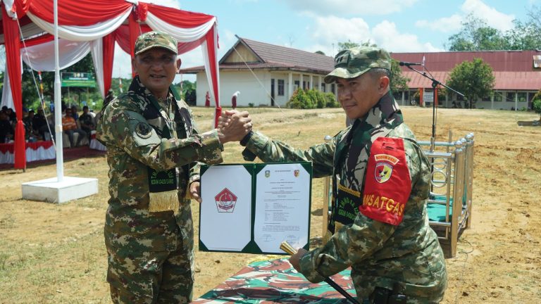 Bupati Sarolangun Hurmin dan Dansatgas TMMD Ke-128 Kodim 0420/Sarko Tanda Tangani Nota Kesepakatan