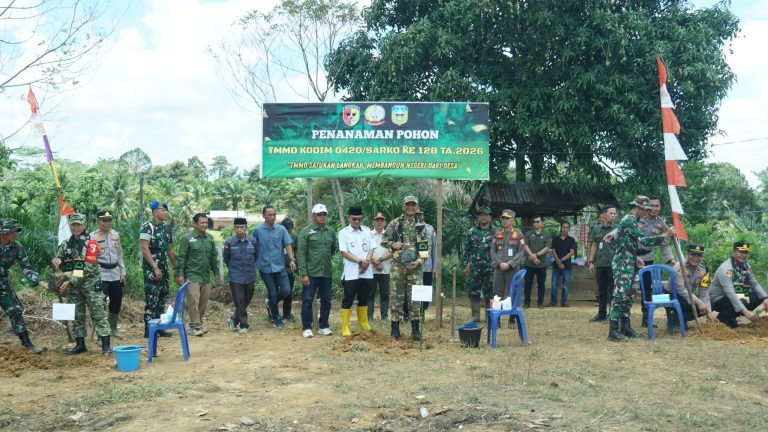 Bupati Sarolangun Hurmin dan Dansatgas Lakukan Penanaman Pohon di Lokasi TMMD ke-128 di Desa Seko Besar
