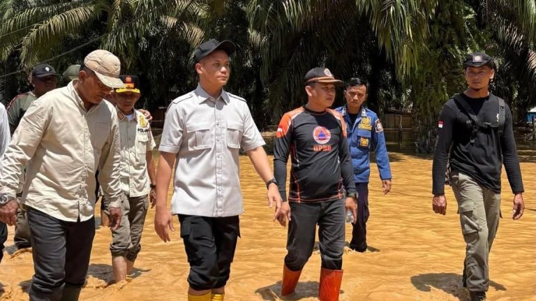 Wabup Sarolangun Gerry Trisatwika Bersama BPBD Tinjau Langsung Kondisi Banjir Di Dua Kecamatan 