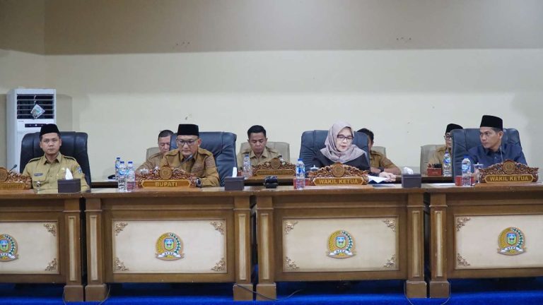 DPRD Sarolangun Dengarkan Tanggapan Eksekutif dalam Paripurna Tingkat I Tahap III Pembahasan LKPJ