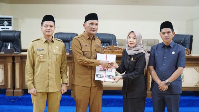 Bupati Sarolangun Hurmin Hadiri Paripurna Pandangan Umum Fraksi DPRD Terhadap LKPJ Tahun Anggaran 2025