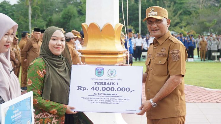 Bupati Sarolangun Hurmin Serahkan Bonus Bagi Qori dan Qoriah 