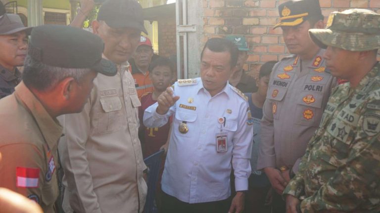 Bupati Sarolangun Hurmin Dampingi Gubernur Jambi Al Haris Salurkan Bantuan Korban Banjir Di CNG