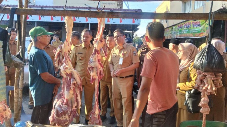 Jelang Idul Adha 1447 H, Wakil Bupati Sarolangun Gerry Trisatwika Bersama TPID dan Satgas Pangan Sidak Ke Pasar Atas Sarolangun 