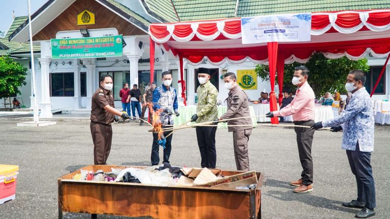 Kejari Bersama Bupati Sarolangun Hurmin Musnahkan 338 Barang Bukti Dari 84 Perkara, Diantaranya Ada 5 Kg Narkotika