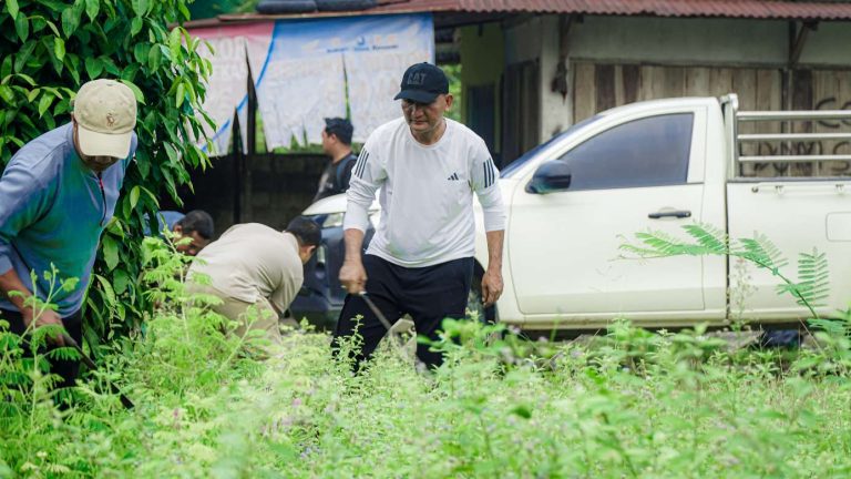 Bupati Sarolangun Hurmin Goro Berbakti Maju Di Lingkungan Kelurahan Gunung Kembang