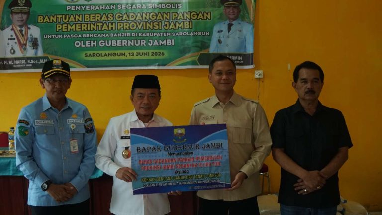 Wabup Gerry Trisatwika Dampingi Gubernur Jambi Al Haris Serahkan Bantuan Beras CPPD 33,2 Ton Bagi Korban Banjir 