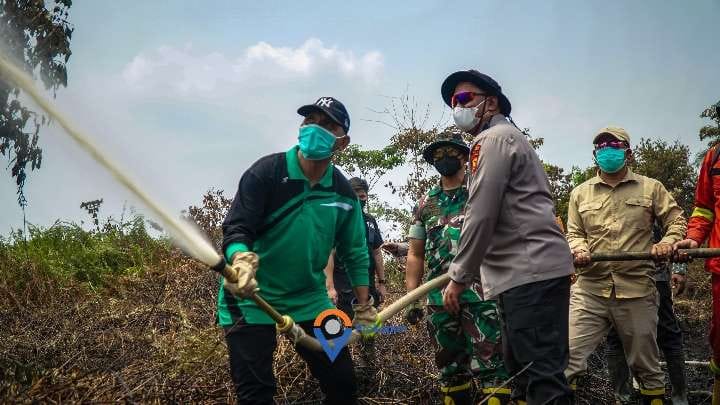 Bupati Haji Hurmin Bersama Forkopimda Padamkan Api Di Desa Sungai Abang