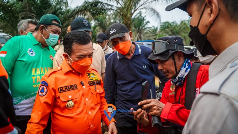Bupati Haji Hurmin Dampingi Gubernur Jambi Al Haris Tinjau Karhutla Di Area HGU PT Bahana Karya Semesta