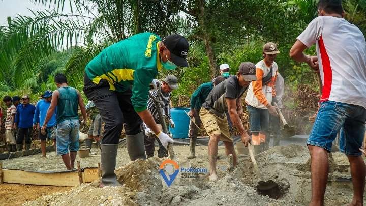 Bupati Sarolangun Hurmin Goro Bersama Masyarakat Dusun Trans 3 Sepintun