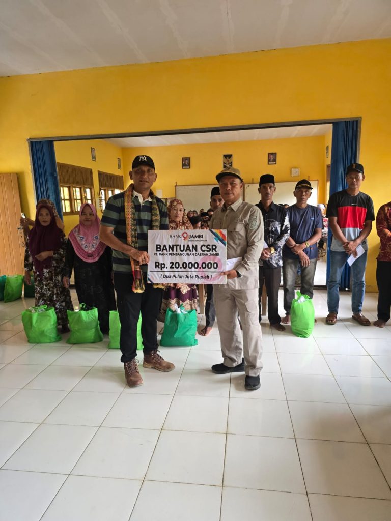 Bupati Haji Hurmin Rela Tembus Hutan Bukit Terjal Serta Jalan Berlumpur Hingga Tengah Malam, Demi Berjumpa Warga Nya Di Dusun Manggis